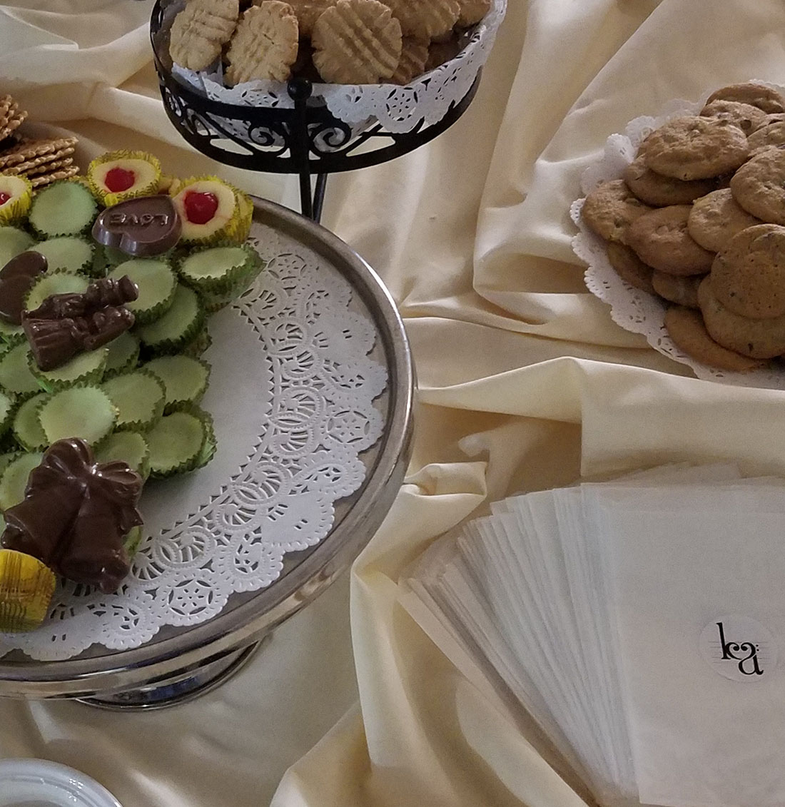 Bags with wedding logo on dessert table